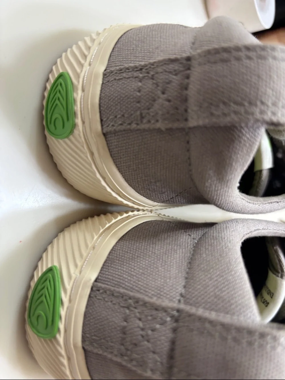Cariuma Women’s Gray Canvas Low-Top minimalist Sneakers - Picture 7 of 7